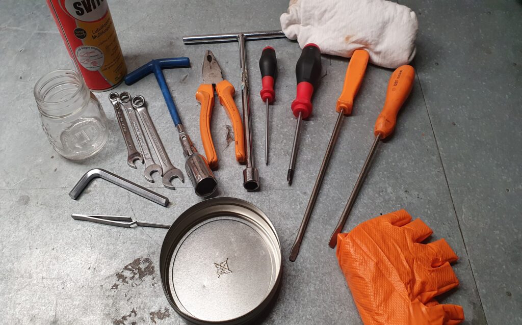 tutti gli strumenti utili a risolvere qualsiasi imprevisto benzina della tua vespa